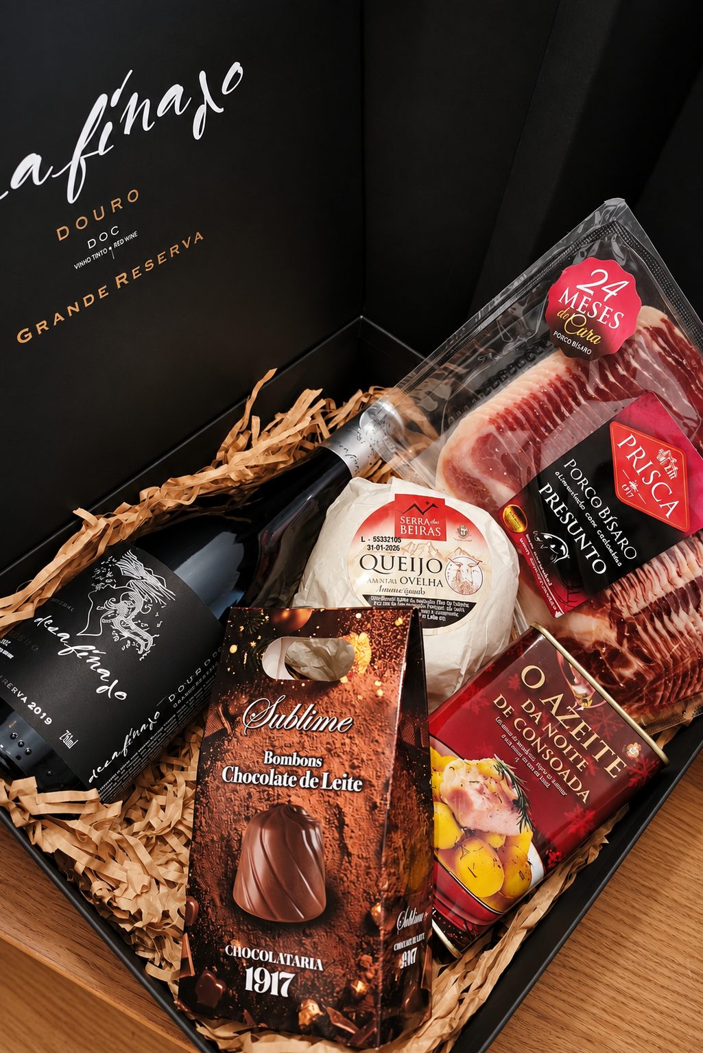 Cabaz premium com vinhos e produtos portugueses